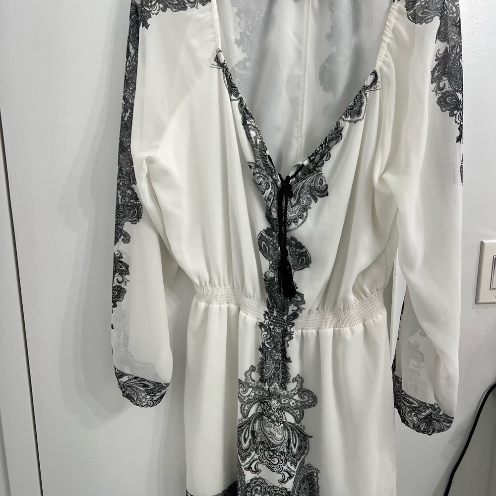 Chic White and Black Patterned Dress Size: Large